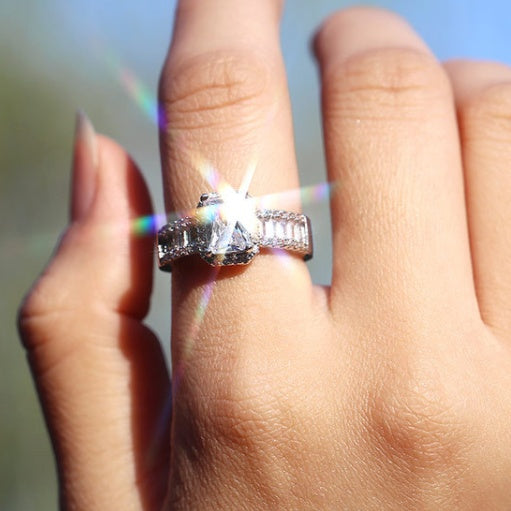 Virloxia Jewellery ring with diamonds