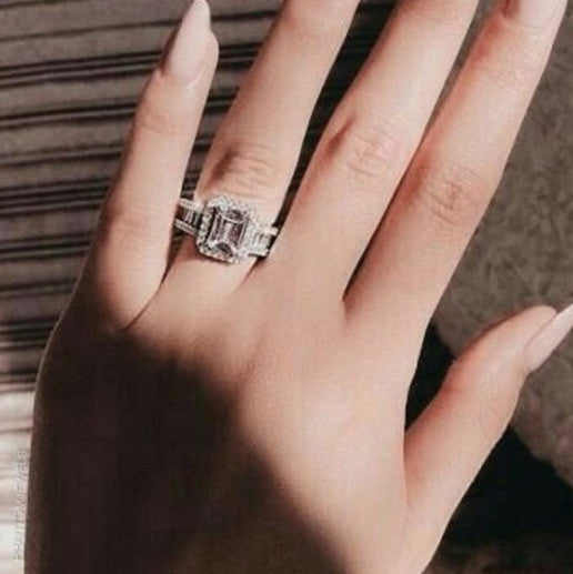 Virloxia Jewellery ring with diamonds